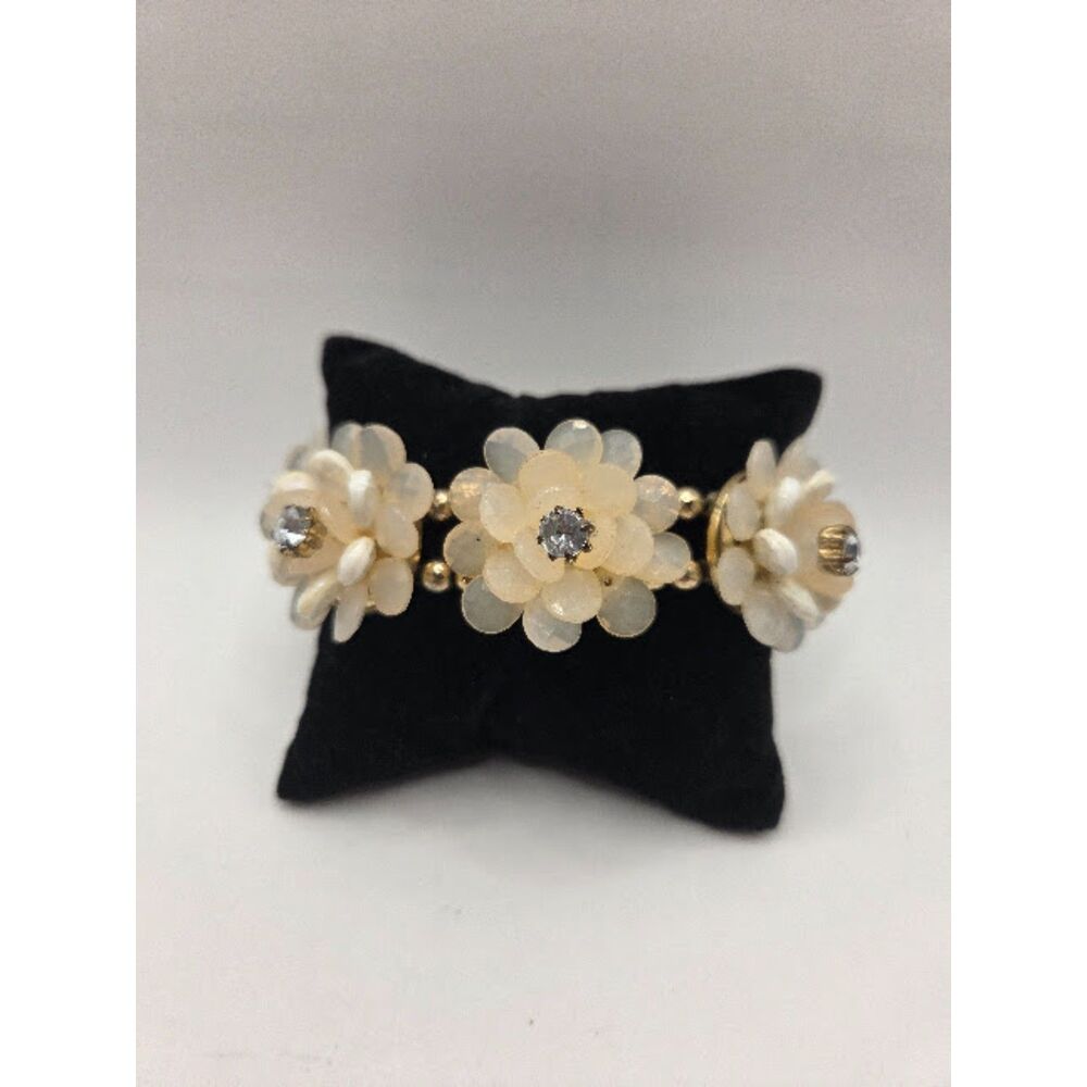 1883. Vintage Mid-Century Cream Lucite Floral Cluster Stretch Bracelet